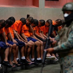 FOTO DE ARCHIVO: Los reclusos del bloque de celdas 3 inclinan la cabeza mientras escuchan a un soldado en la prisión militarizada del Litoral, como parte de las medidas tomadas por el presidente de Ecuador , Daniel Noboa, para acabar con las pandillas, durante una gira de medios en Guayaquil, Ecuador , el 9 de febrero de 2024.