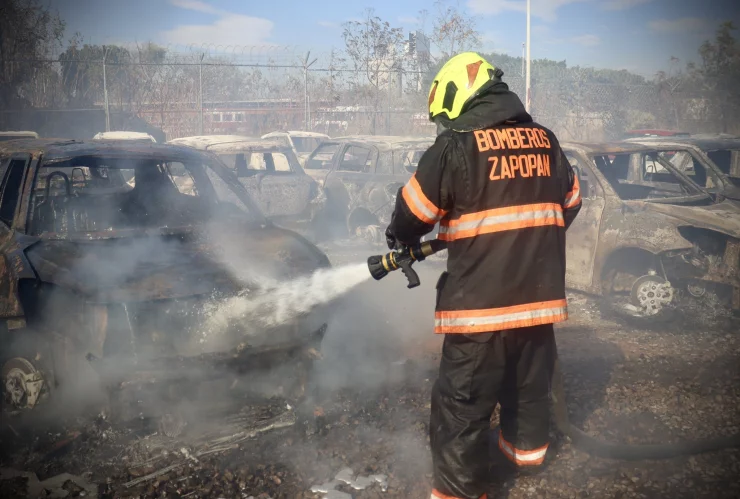 Incendio en agencia automotriz de Zapopan consume a más de 400 vehículos