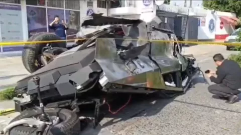 4 heridos en aparatoso accidente de camioneta Cybertruck en la colonia Providencia