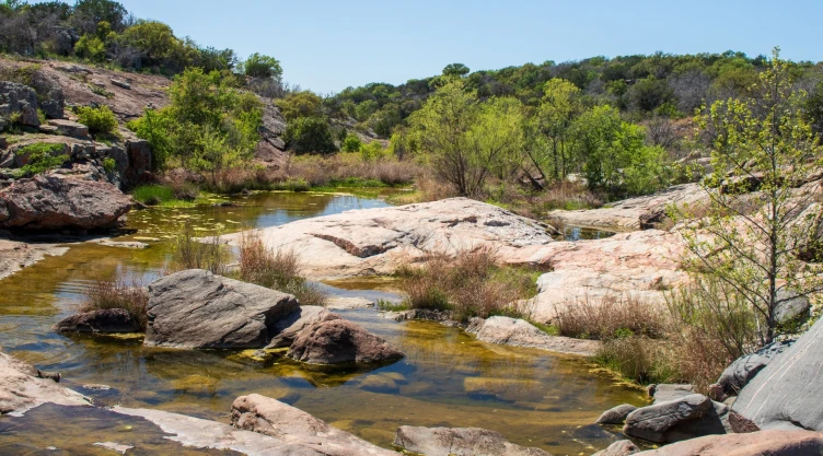 una hermosa fotografía del Inks Lake State Park.