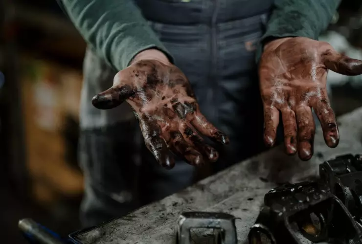 Debes revisar con frecuencia las condiciones del aceite de tu motor