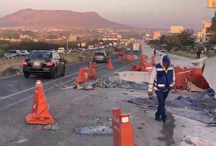 trailer aplasta camioneta mexico queretaro.jpg