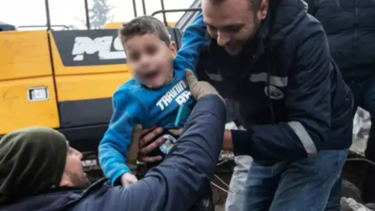 Niño llora al abrazar a su madre en Turquia.