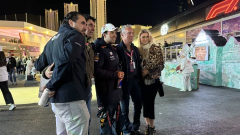 Checo Pérez, Carlos Slim Domit, y amigos, se toman una foto en Las Vegas.jpg