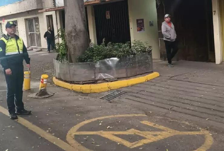 Un hombre golpeó brutalmente a un trabajador de parquímetros en la alcaldía Cuauhtémoc, Ciudad de México, al evitar que le pusiera un inmovilizador a su carro, tras no respetar el reglamento.