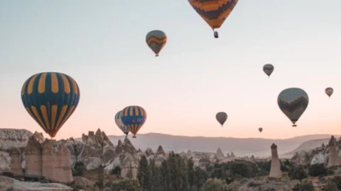 Al menos 8 personas muertas en un accidente de globo aerostático en Brasil.