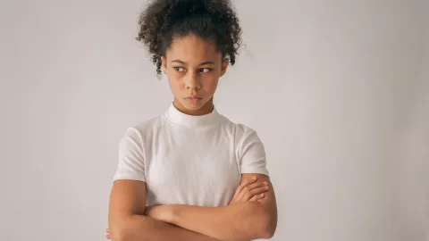 Observa como psicólogo: 5 señales que envía una persona que no le agradas