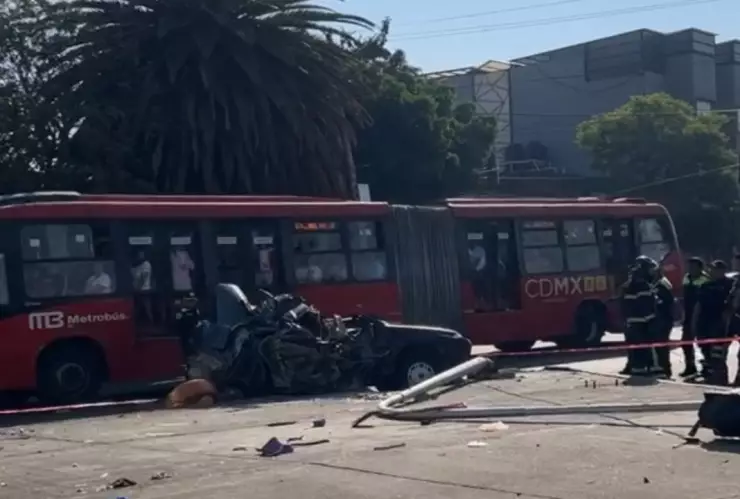Choque-entre-Metrobús-y-auto-deja-dos-muertos-y-dos-heridos-en-Iztacalco
