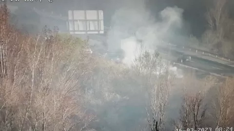 Niños rompen ventanas para salir del incendio de un autobús