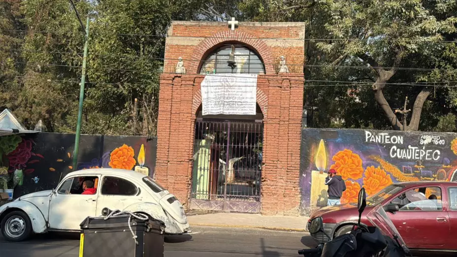 Mujer sin vida en Panteón.jpg