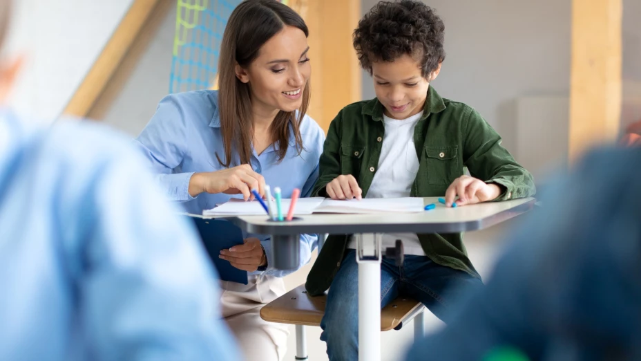 Una maestra con un niño en clases
