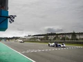 Algunos pilotos intentaron rebasar al británico en la última curva, pero no tuvieron éxito.