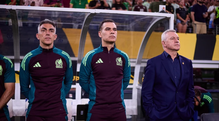 Toni Amor, Rafael Márquez y Javier Aguirre en un partido de la Selección Mexicana