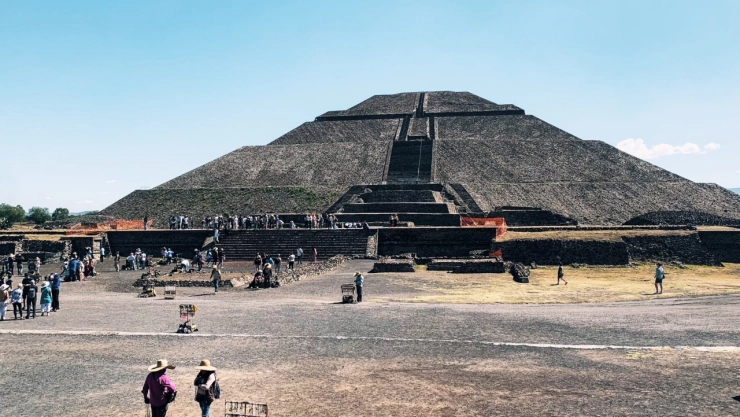 Turista subió a la Pirámide de la Luna en Teotihuacán y fue abucheado