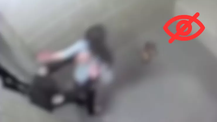 Policía azota a mujer contra banca y le fractura el rostro; cámara de seguridad captó el momento de la agresión