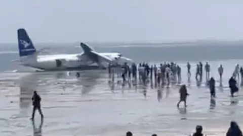 Un avión con 55 personas a bordo se salió de la pista tras despegar en Somalia y terminó en una playa