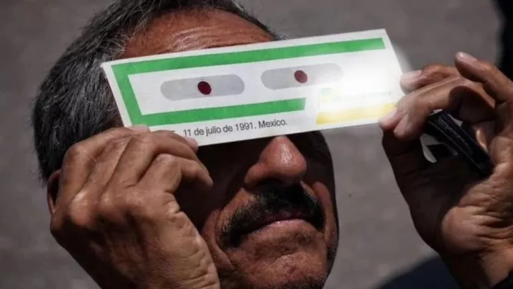 ¡Conmovedor! Hombre conservó sus lentes de 1991 para ver el Eclipse Solar 2024; aquí su emotiva historia