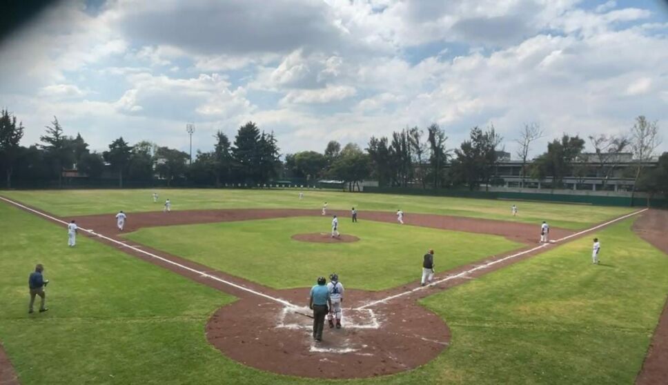 AMLO sufre desgarre en la pierna al jugar beisbol