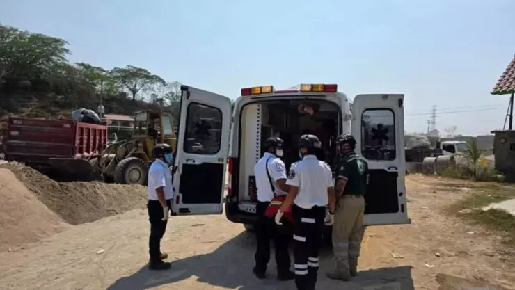 En imágenes se puede ver la llegada de elementos de Protección Civil y de la Cruz Roja, quienes acudieron al lugar, donde realizaron labores de rescate.