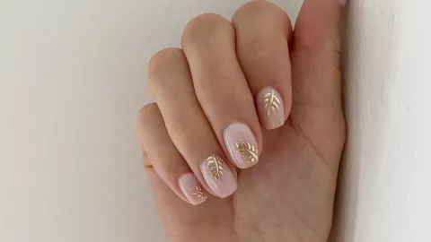 uñas doradas para mujeres de 50 y 60 años