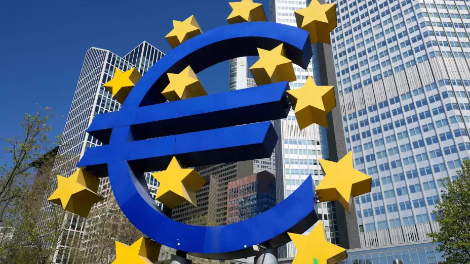 Escultura dedicada al euro en Fráncfort, Alemania.