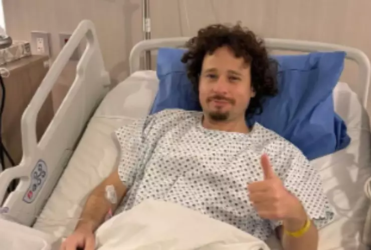 Luisito Comunica “se burla” de los ejercicios que le mandaron para recuperar movilidad de su espalda (VIDEO)