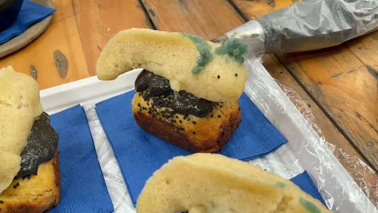 Tamal de dulce con forma de ajolote