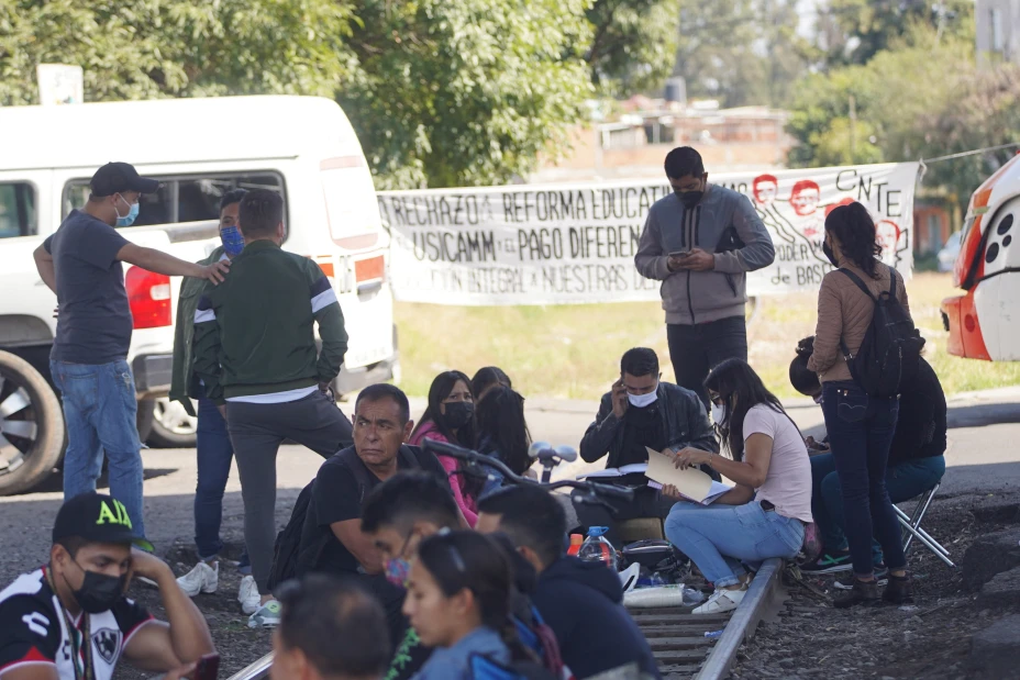 Maestros de la CNTE y del grupo Poder de Base mantienen bloqueadas las vías del tren para exigir que el gobierno les pague sus quincenas completas.