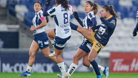 Laura Herrera con Pumas vs Rayadas