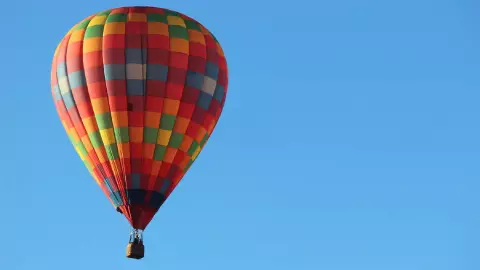 un globo aerostático muy colorido flotando en el cielo