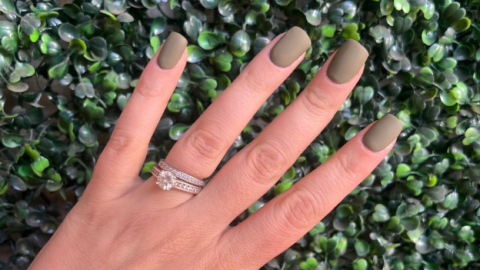 Manicure nude o tonos naturales con acabado mate