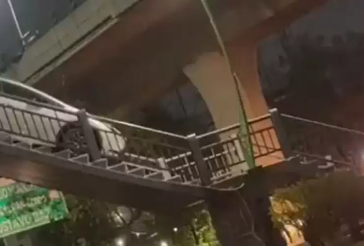 auto quedó atorado en un puente peatonal de naucalpan.jpg