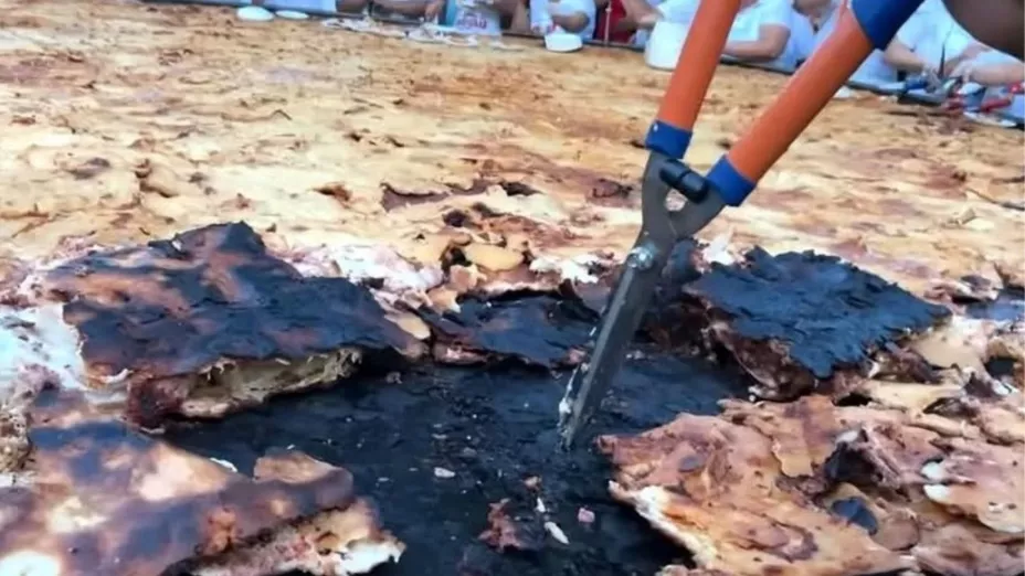 Querían romper un récord mundial… pero la pupusa gigante quemándose frente a todos