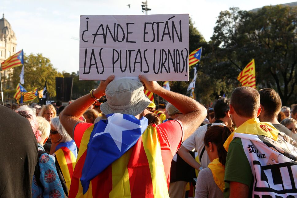 Miles de personas se manifiestan en Barcelona por aniversario de referendo catalán