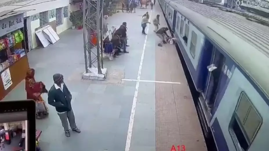 Policía pasajera arrastrada tren India