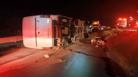Autobús vuelca en carretera de Hualahuises, Neuvo León y mueren 11 personas