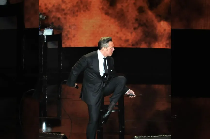 Luis Miguel traje negro.jpg