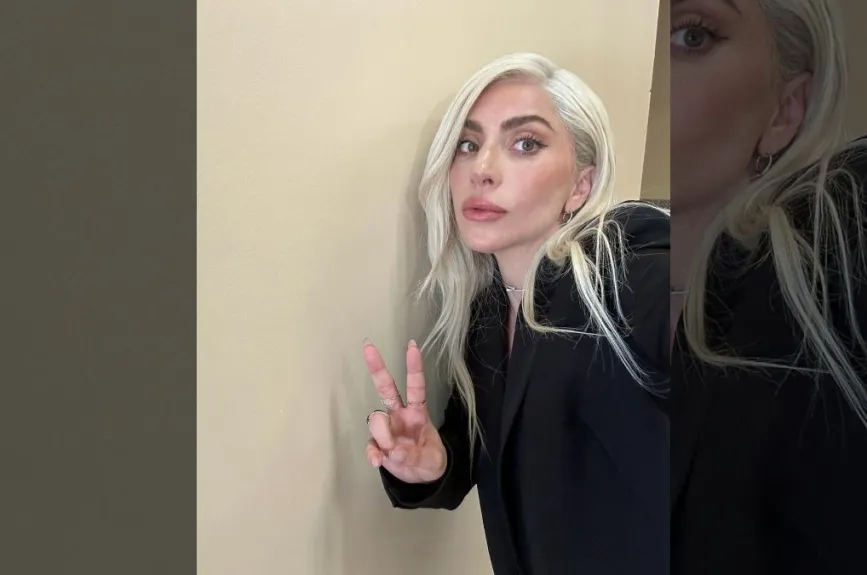 Lady Gaga saludando.jpg