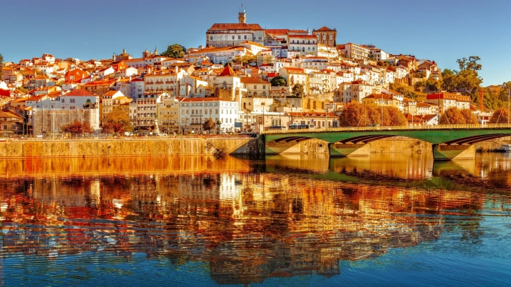 una vista de la ciudad de Coimbra en un hermoso atardecer dorado