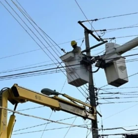 Apagón afecta a Yucatán Quintana Roo y Chiapas tras falla en dos líneas de transmisión la CFE trabaja para restablecer el serv.webp