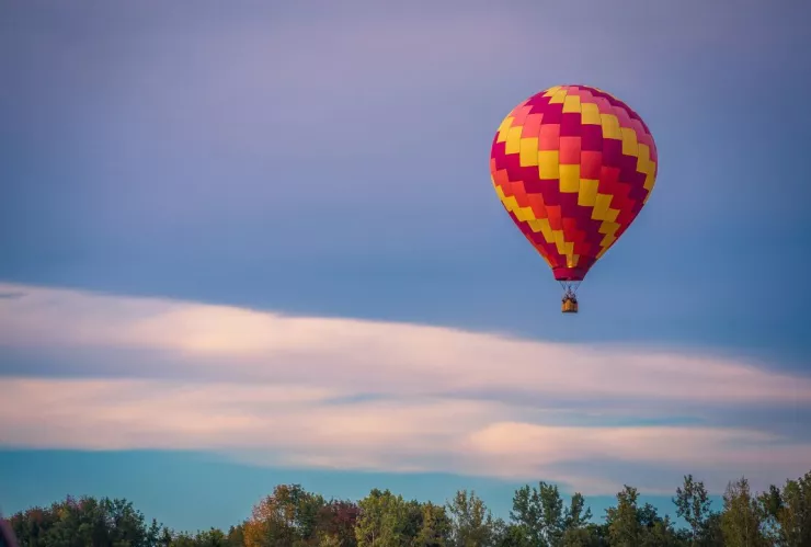Hombre muere al caer de un globo aerostático en Australia; pilotos aterrizaron de emergencia