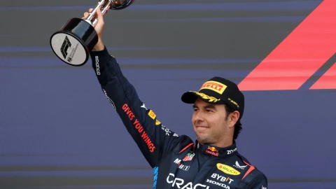 Checo Pérez alza el trofeo de segundo lugar del GP Japón
