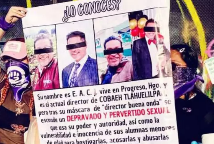 Mujeres levantan pancarta denunciando al exdirector del colegio de Bachilleres en Tlahuelilpan, Hidalgo