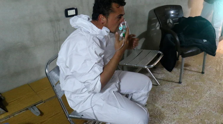 Hombre respira con máscara de oxígeno
