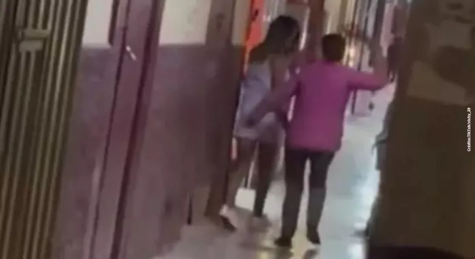 VIDEO: Se escapa de su casa y su mamá la saca del bar a cinturonazos.