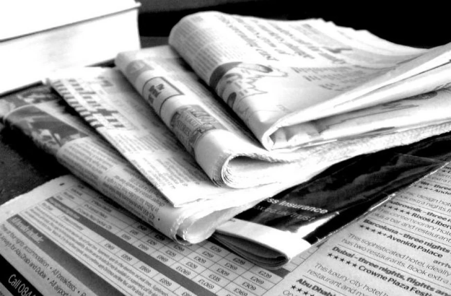 Los consumidores prefieren cada vez más las noticias en línea que el papel impreso