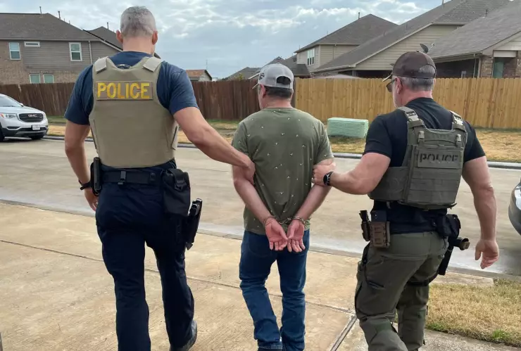 Arresto conjunto de la DEA y el ICE a un migrante en Houston