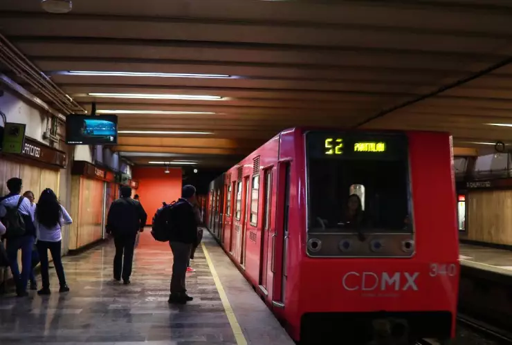 Detienen a mujer en Metro CDMX