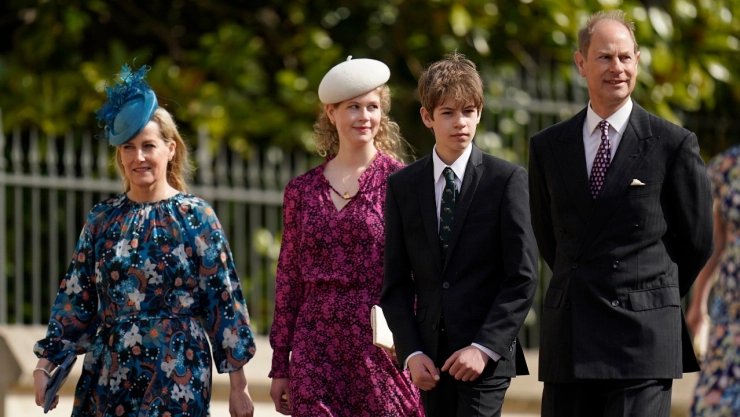 James Mountbatten junto con sus padres, los duques de Edinburgo y su hermana
