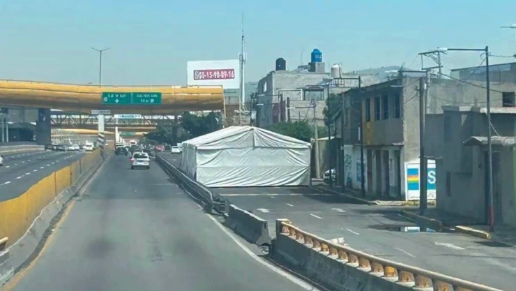 Instalan carpa de fiesta junto a la México-Puebla